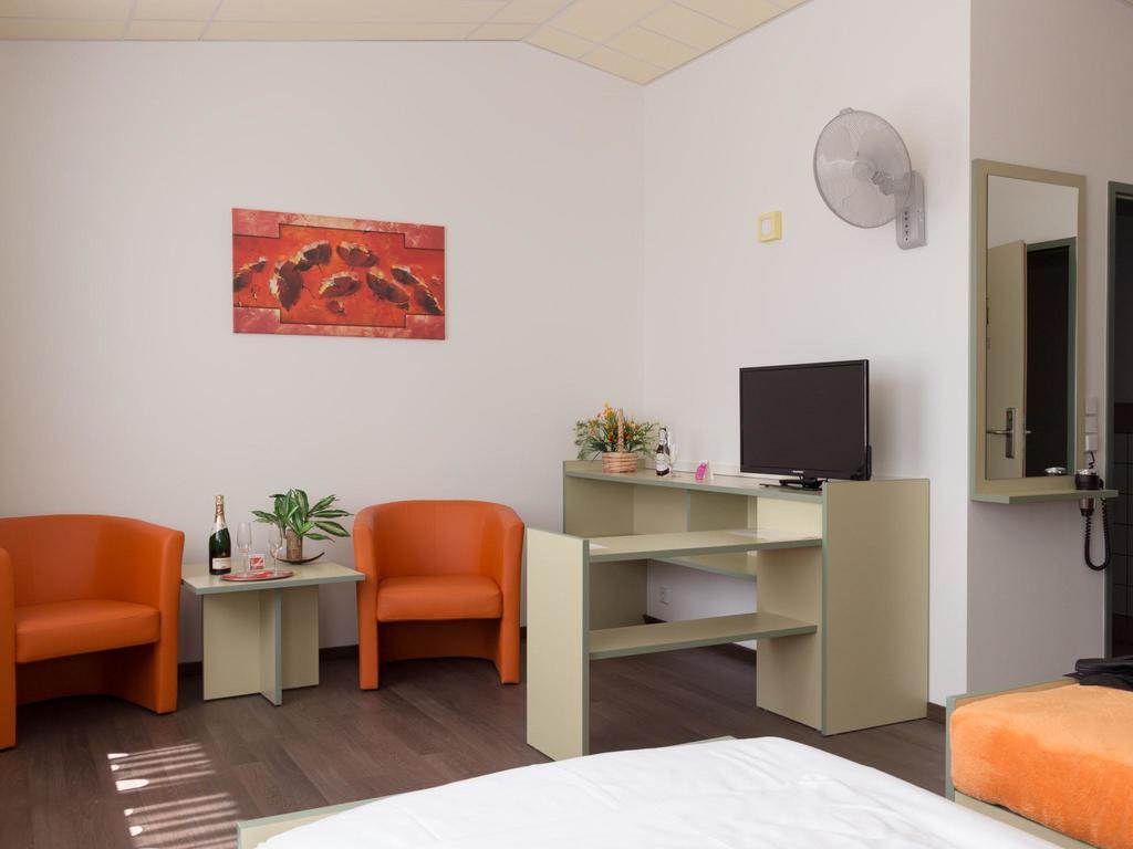 Winrooms "Hotel&Appartement" วีเนอร์นอยชตัดท์ ภายนอก รูปภาพ