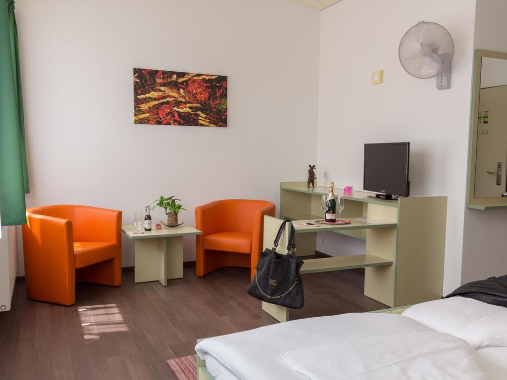 Winrooms "Hotel&Appartement" วีเนอร์นอยชตัดท์ ภายนอก รูปภาพ