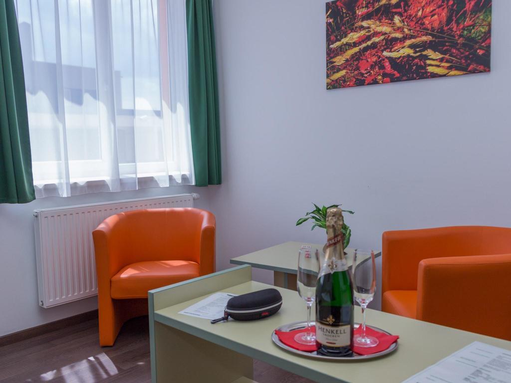 Winrooms "Hotel&Appartement" วีเนอร์นอยชตัดท์ ภายนอก รูปภาพ